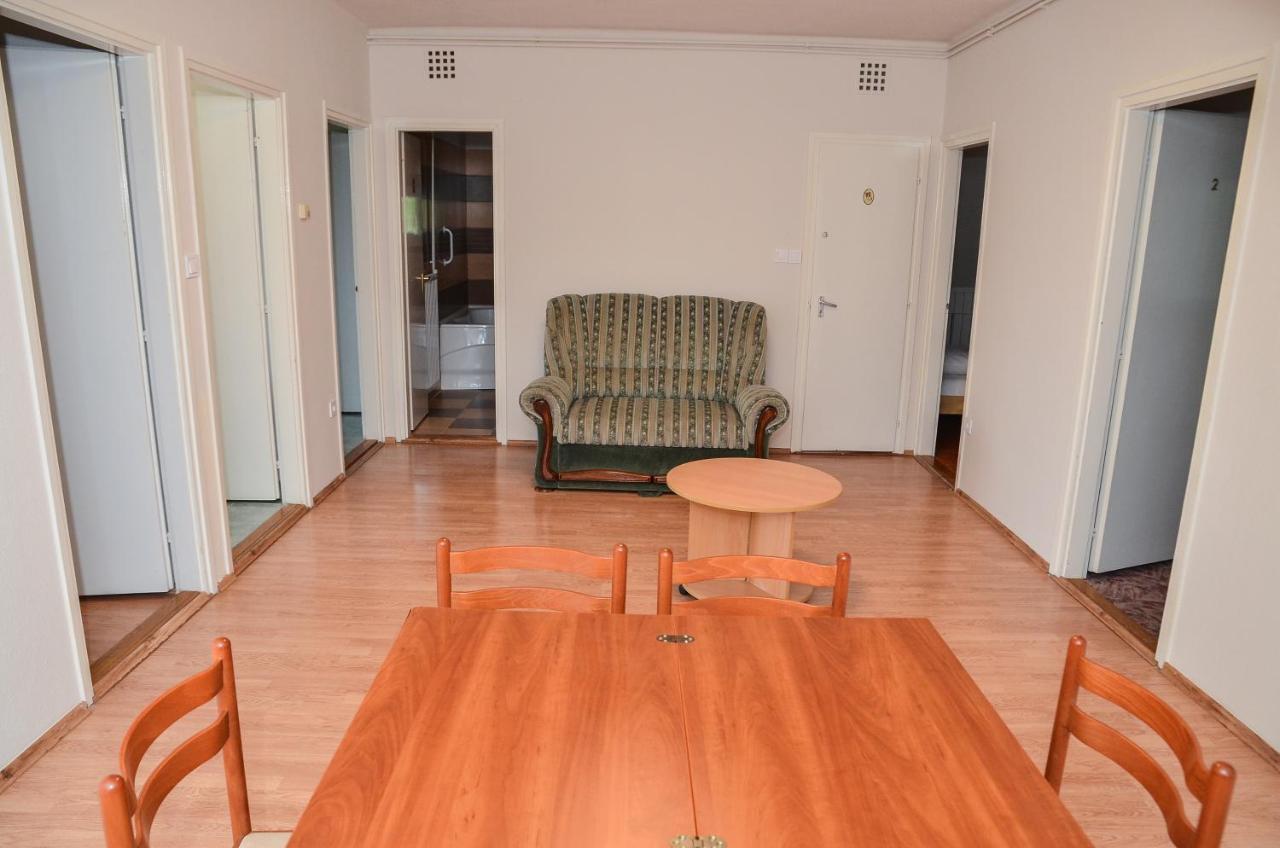 Апарт готель Gabor Aron Apartman Гайдусобосло Екстер'єр фото