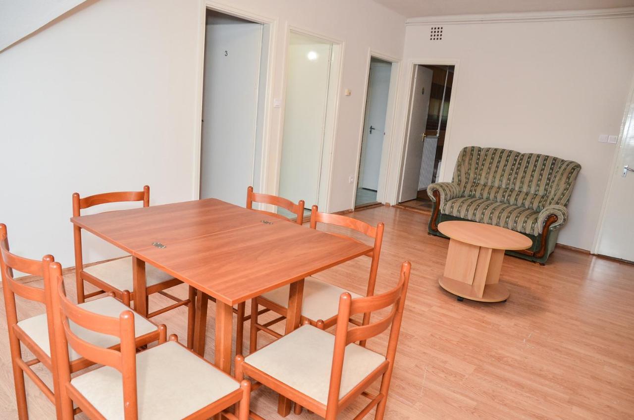 Апарт готель Gabor Aron Apartman Гайдусобосло Екстер'єр фото
