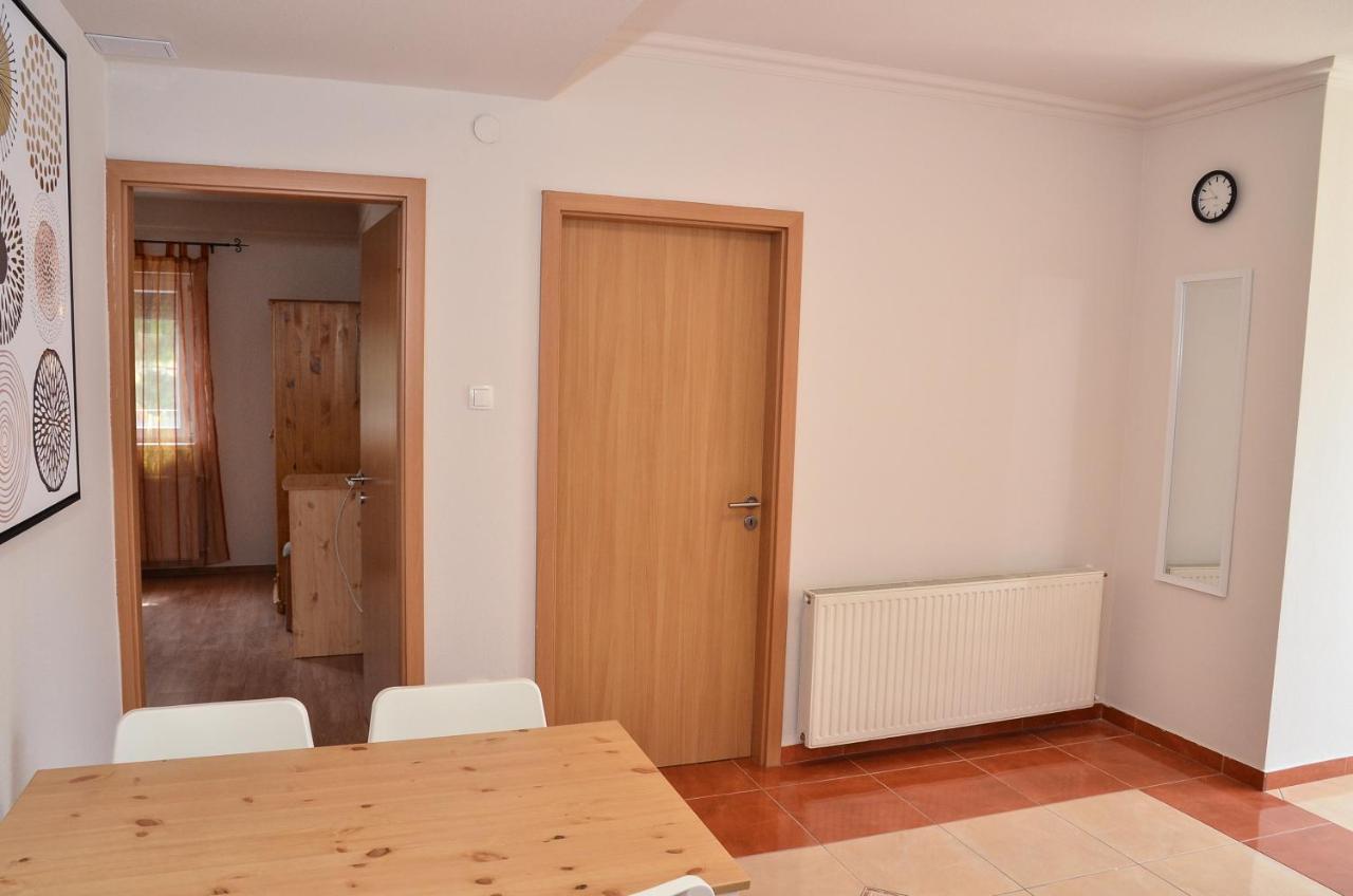 Апарт готель Gabor Aron Apartman Гайдусобосло Екстер'єр фото