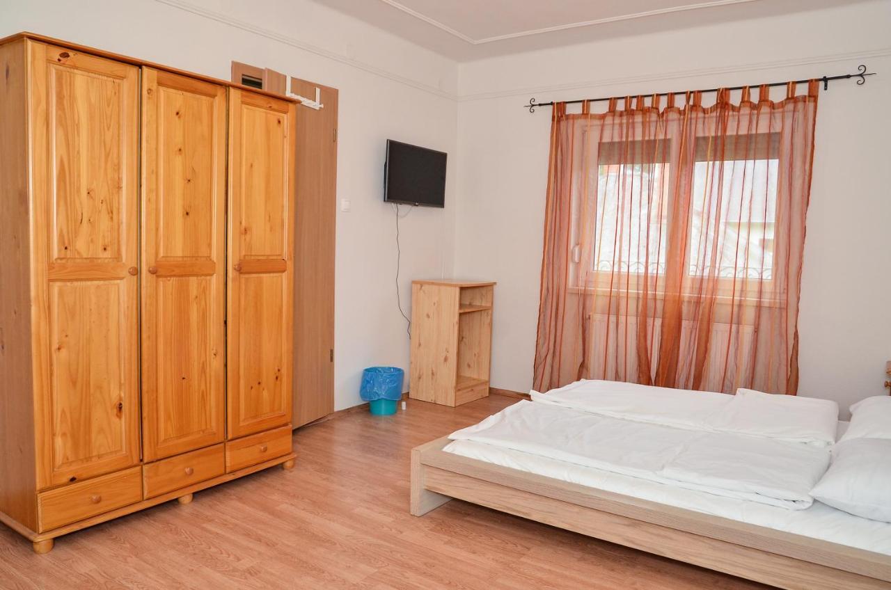 Апарт готель Gabor Aron Apartman Гайдусобосло Екстер'єр фото