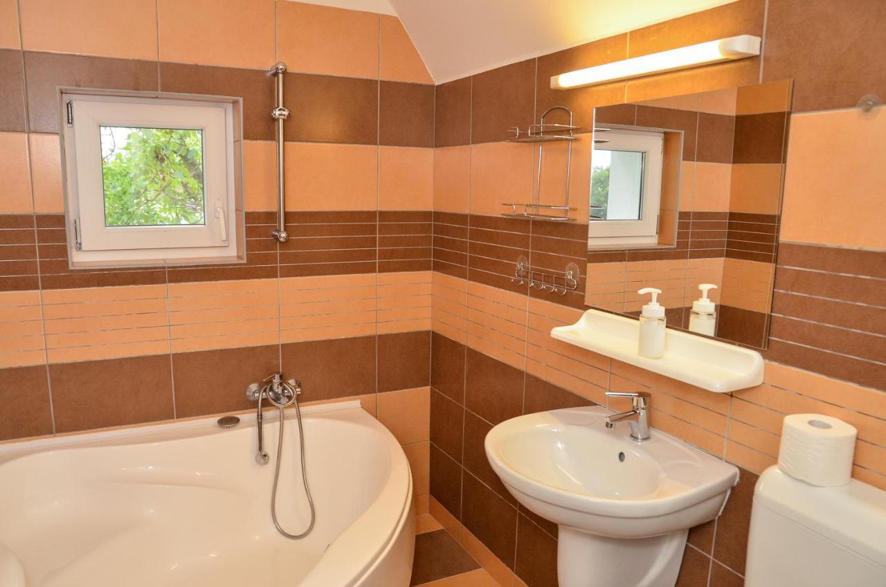 Апарт готель Gabor Aron Apartman Гайдусобосло Екстер'єр фото