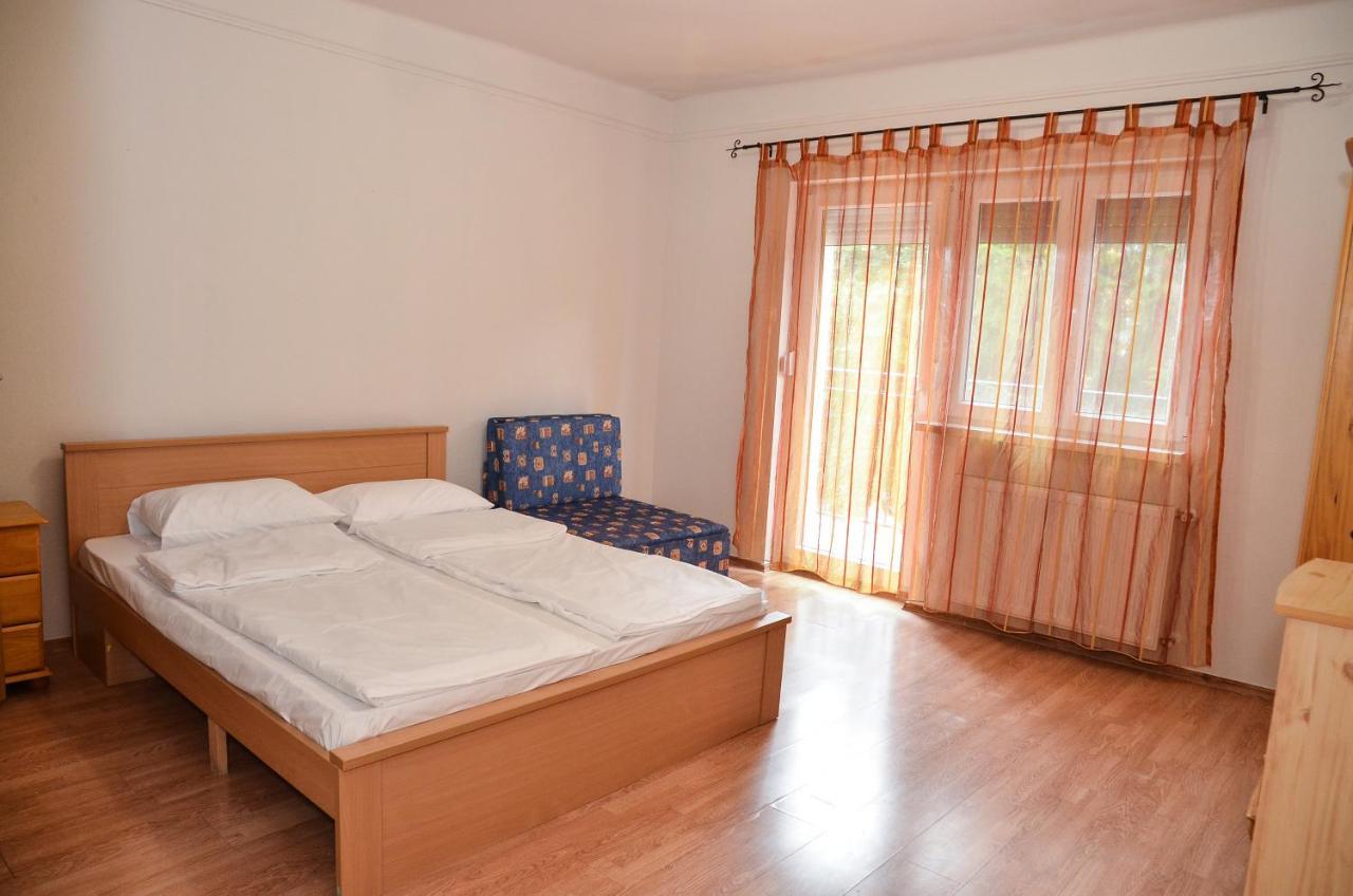 Апарт готель Gabor Aron Apartman Гайдусобосло Екстер'єр фото
