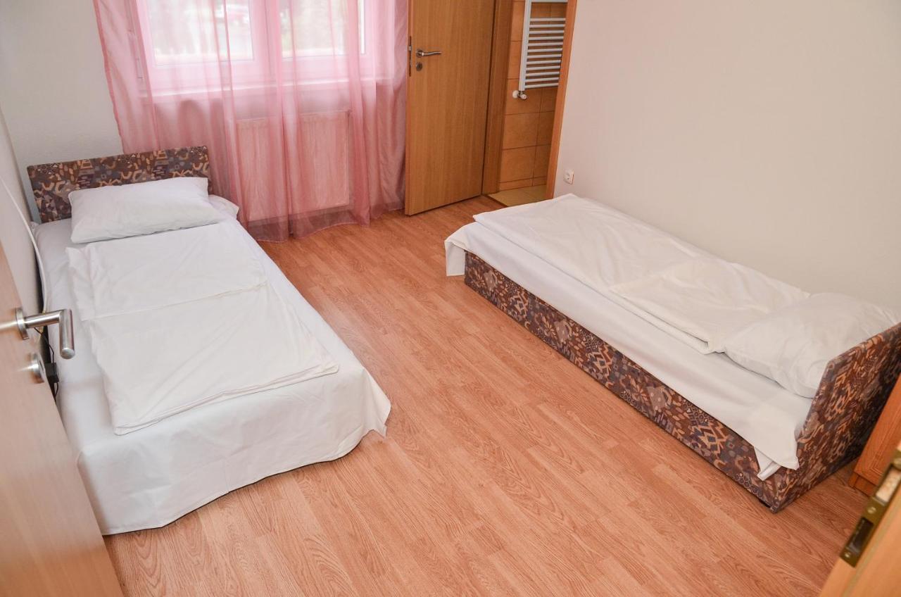 Апарт готель Gabor Aron Apartman Гайдусобосло Екстер'єр фото