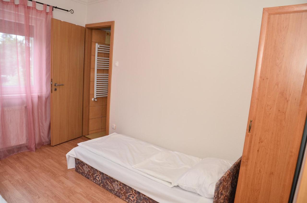 Апарт готель Gabor Aron Apartman Гайдусобосло Екстер'єр фото