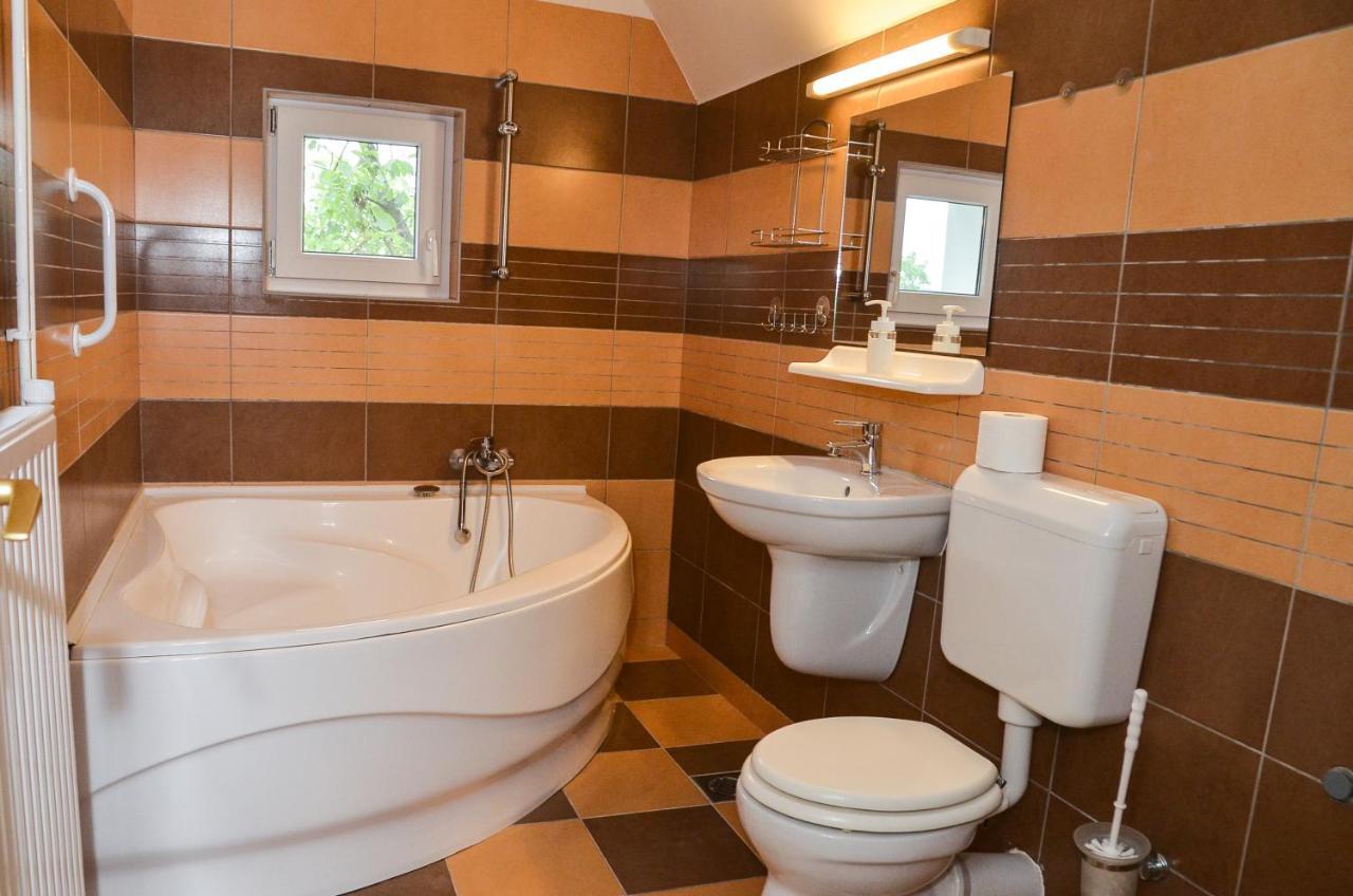 Апарт готель Gabor Aron Apartman Гайдусобосло Екстер'єр фото
