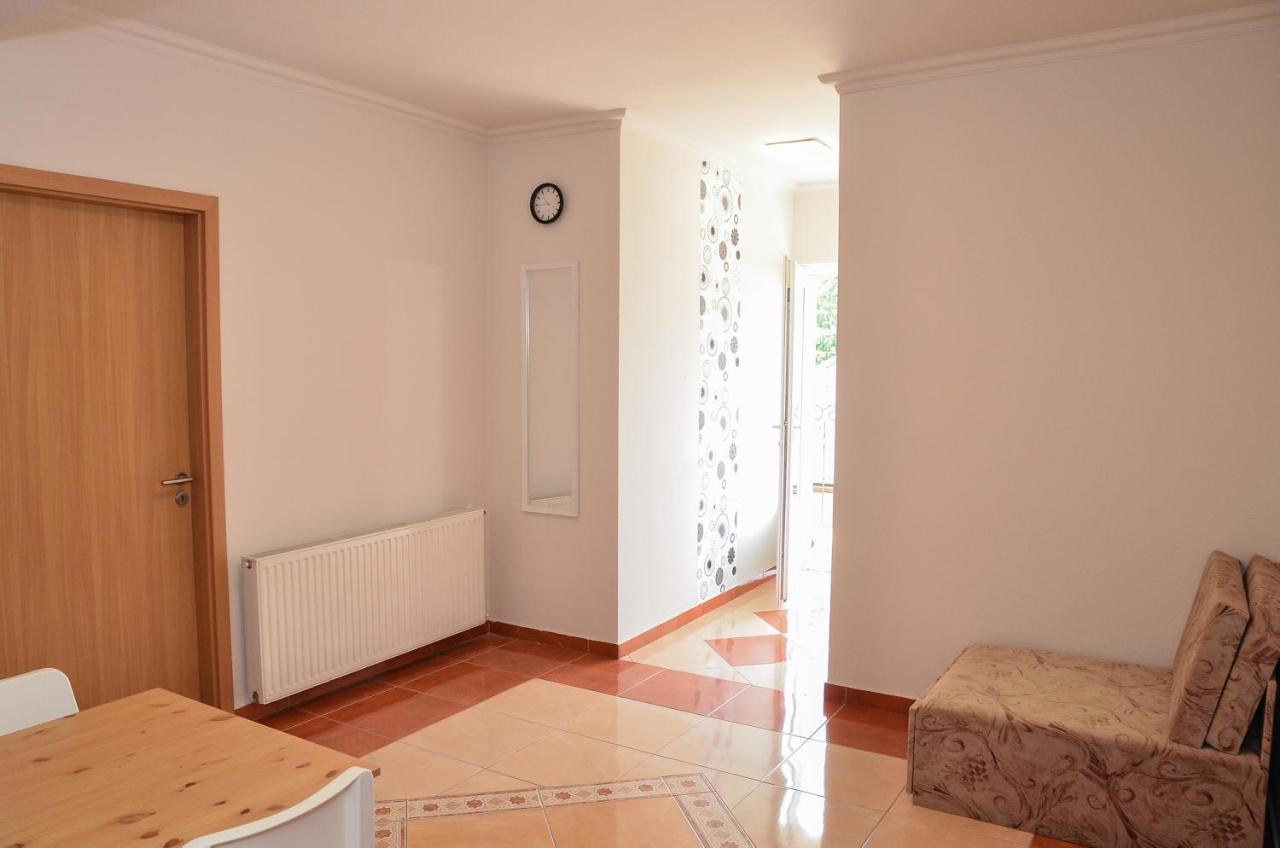 Апарт готель Gabor Aron Apartman Гайдусобосло Екстер'єр фото