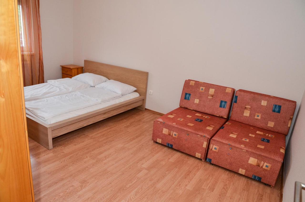 Апарт готель Gabor Aron Apartman Гайдусобосло Екстер'єр фото