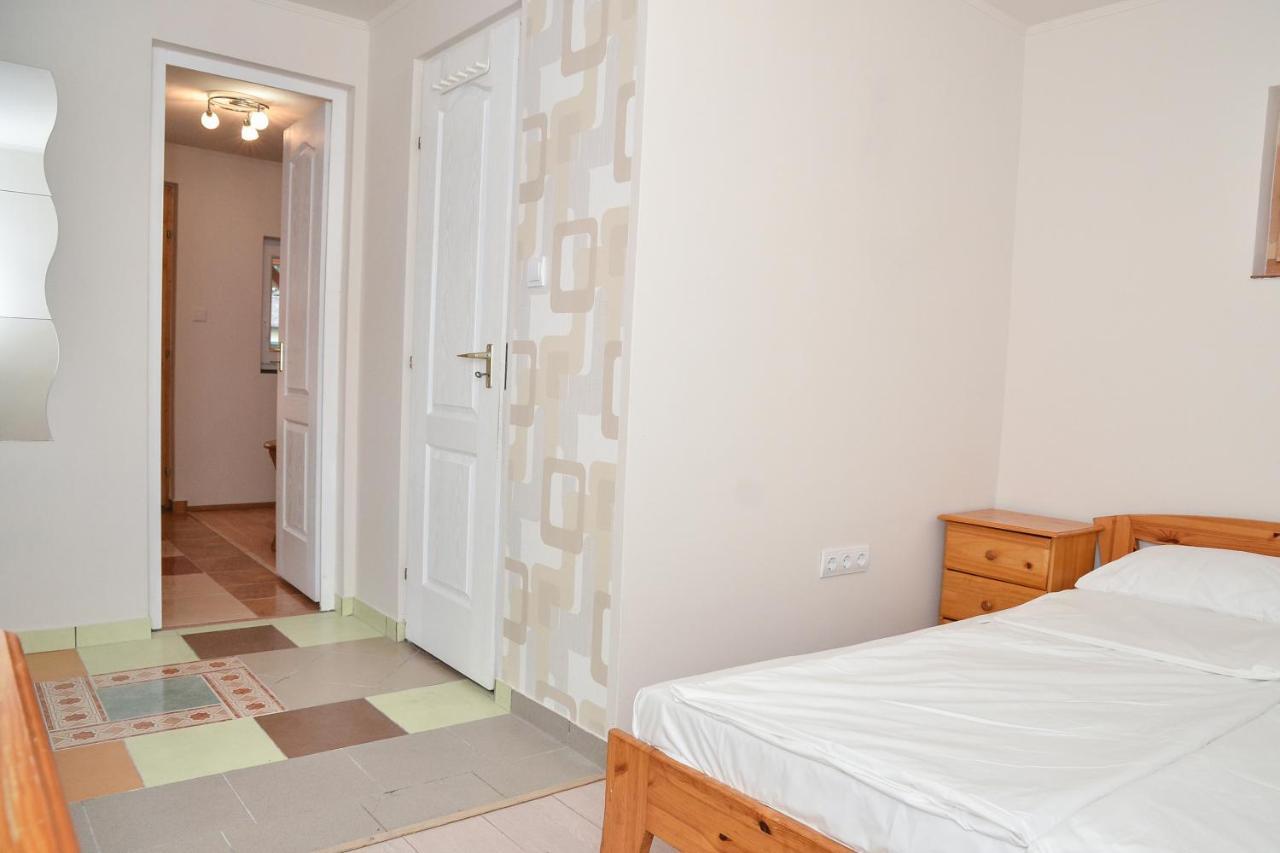 Апарт готель Gabor Aron Apartman Гайдусобосло Екстер'єр фото